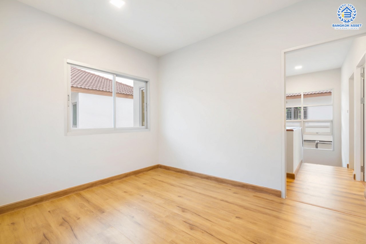 บ้านมือสองตกแต่งใหม่ ม.ศุภาลัยวิลล์ วงแหวน-รัตนาธิเบศร์ เนื้อที่ 50 ตร.ว. ฟังก์ชั่นจัดเต็ม 4 ห้องนอน 2 ห้องน้ำ 2 ที่จอดรถ Master Bedroom มี Walk- in Closet ตอบโจทย์ทุกการเข้าอยู่ บนทำเลเดินทางสะดวก ใกล้ถ.กาญจนาภิเษก เซ็นทรัลเวสต์เกต และรถไฟฟ้า "สถานีคลองบางไผ่"...